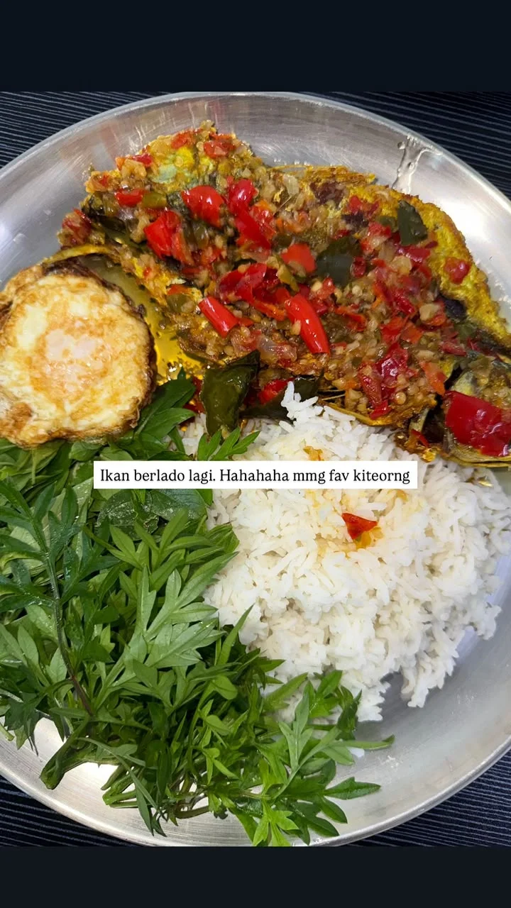 Nasi, ikan, telur & sambel. Siap satu pinggan!