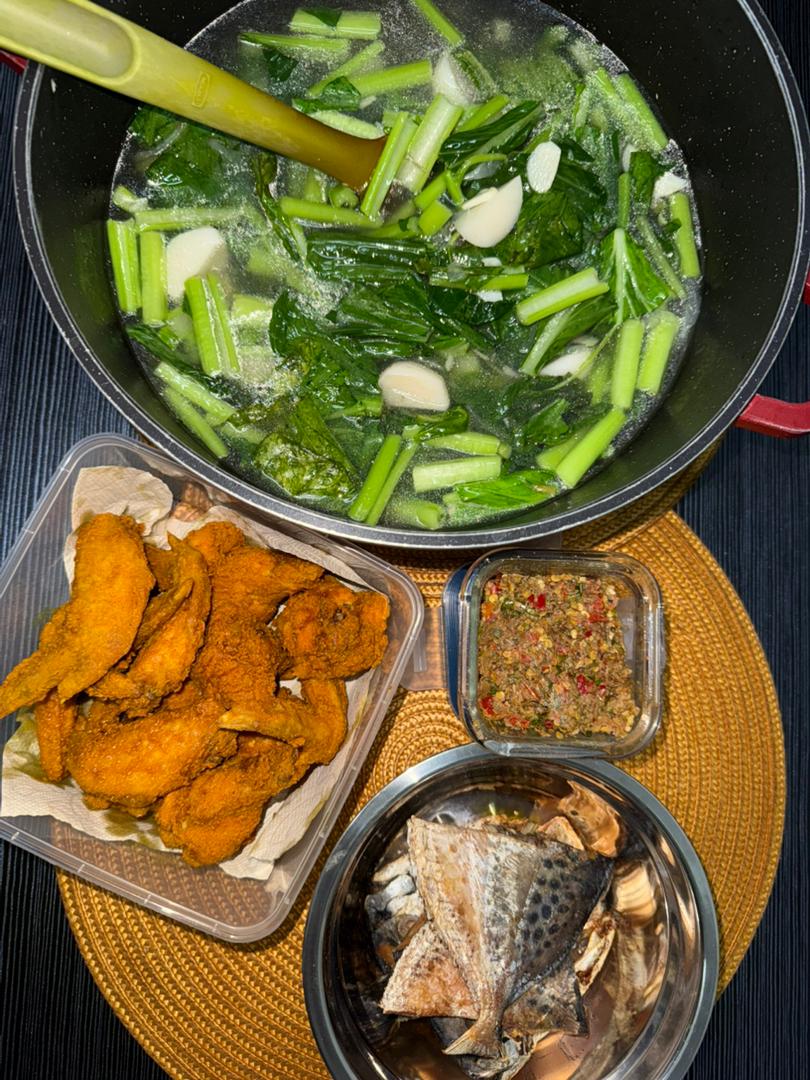 Hidangan ayam goreng, ikan, sayur dan sambal