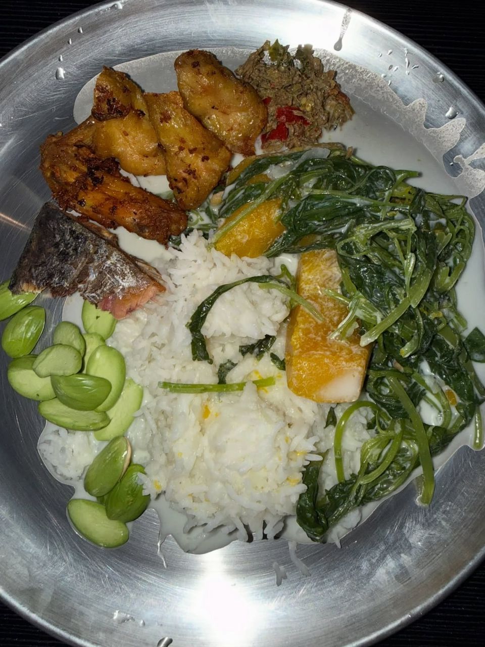 Nasi putih, labu masak lemak putih, ayam goreng dan ikan masin