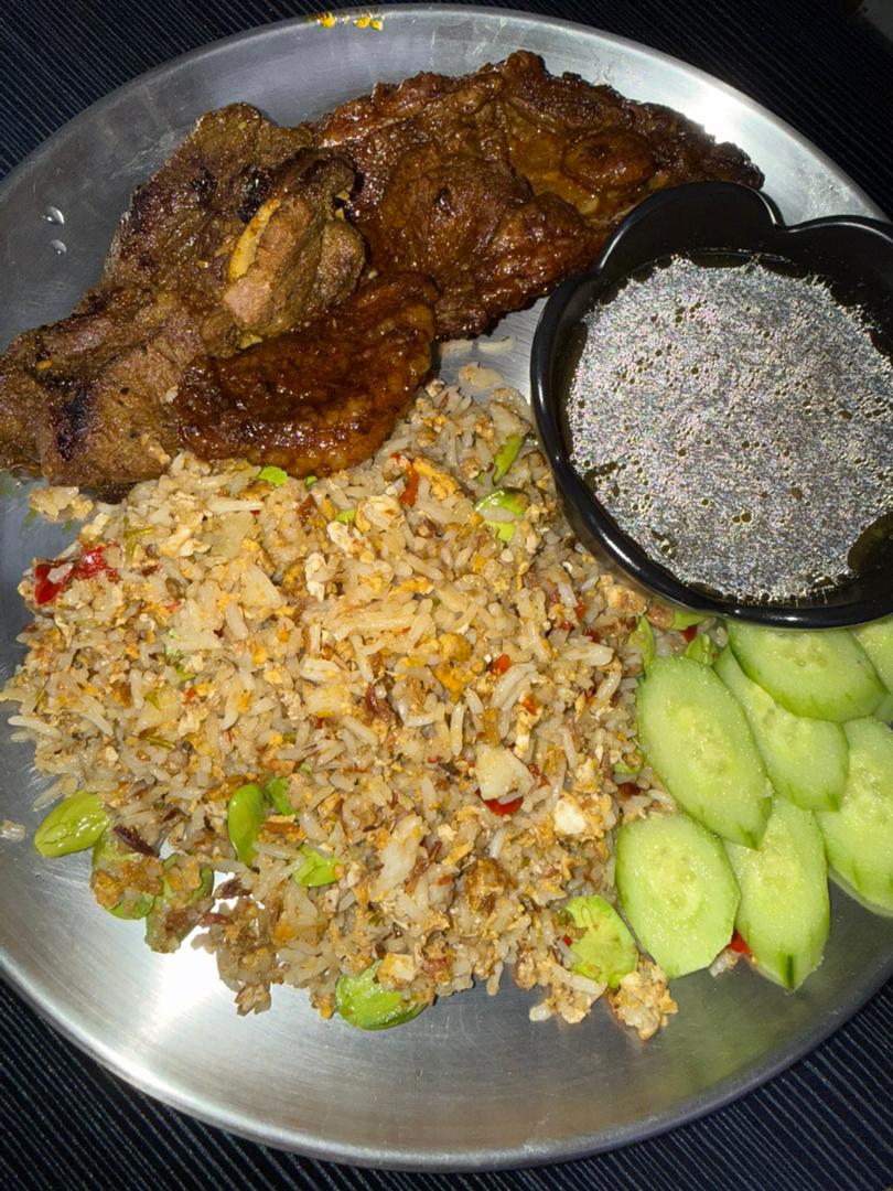 Nasi goreng, kambing, timun dan sup