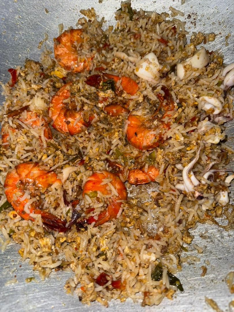 Nasi goreng udang dan sotong dengan sambal