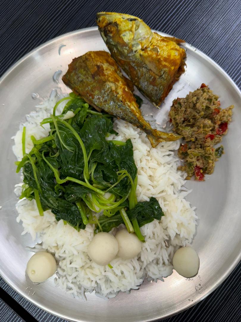 Nasi, ikan goreng dan sayur bersama sambal